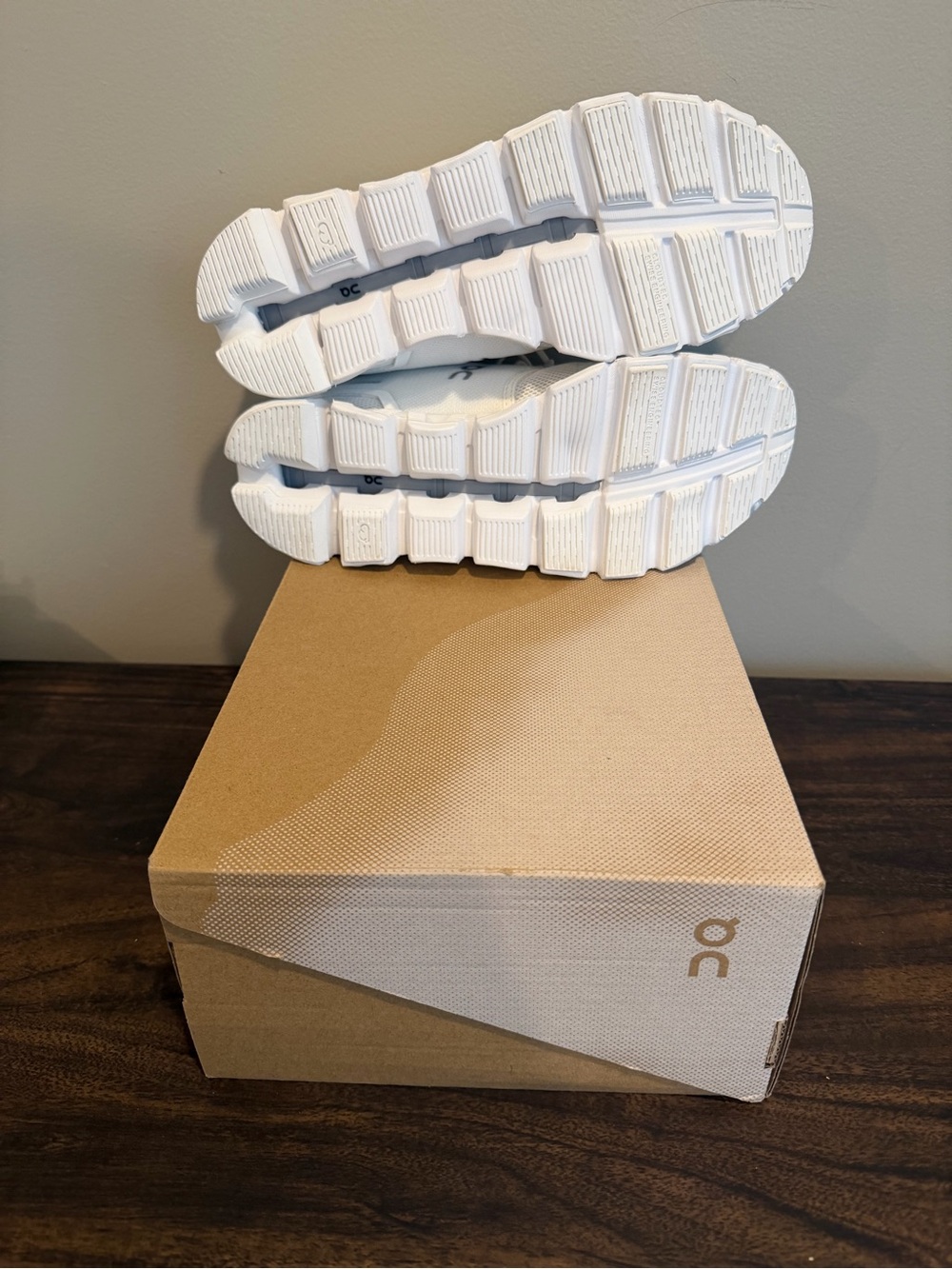 Women’s On Cloud 5 All White Sneakers Size 8.5 - Picture 6 of 7